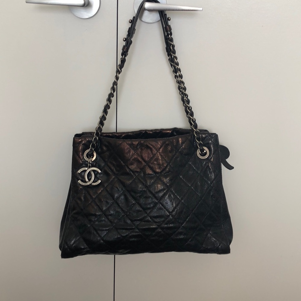 CHANEL quilted/chain black shoulder tote
